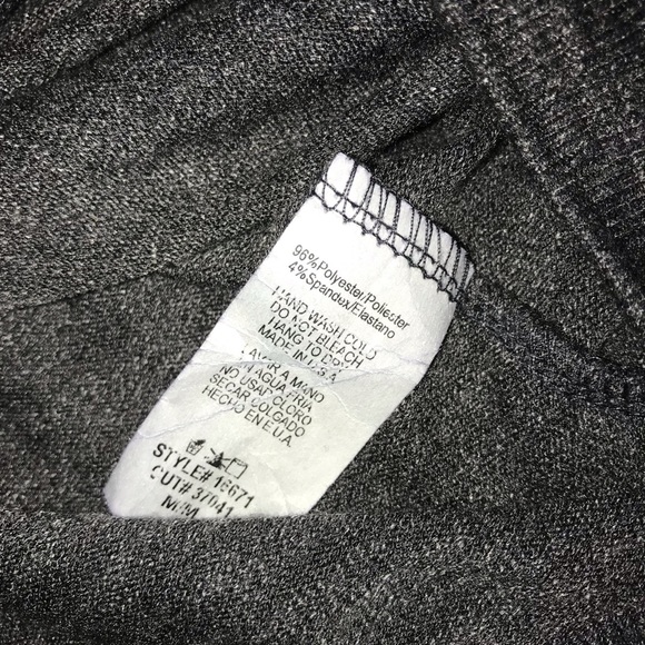 • Black basic tee 🖤 • - Picture 2 of 4